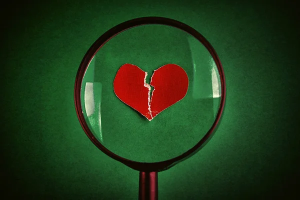 Broken Heart Shape Magnifying Glass Green Paper Background — Stock Photo, Image