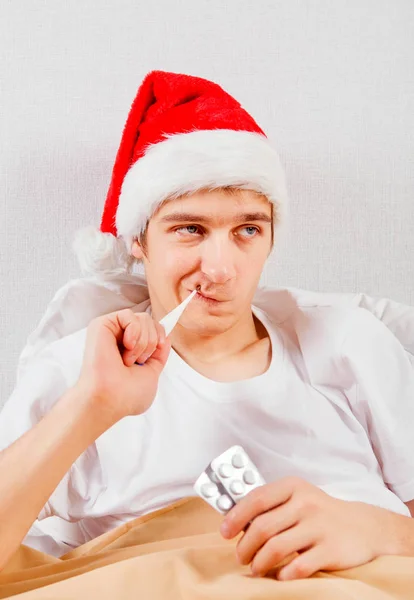 Joven Enfermo Sombrero Santa Con Termómetro Pastillas Cama — Foto de Stock