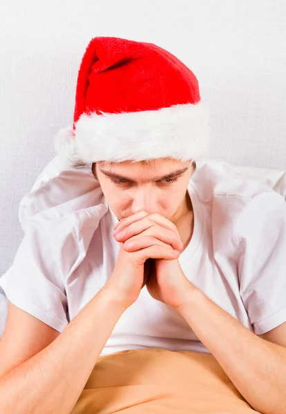 Jovem Triste Santa Chapéu Cama — Fotografia de Stock