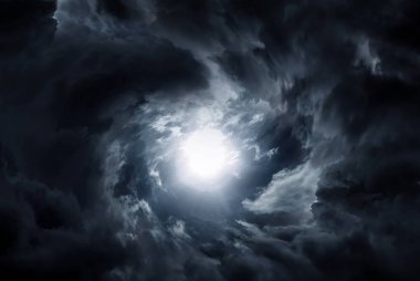 Karanlık ve Dramatik Fırtına Bulutlarında Delik