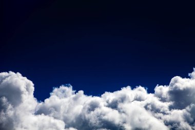 Dramatik cennet arka plan mavi gökyüzü ile