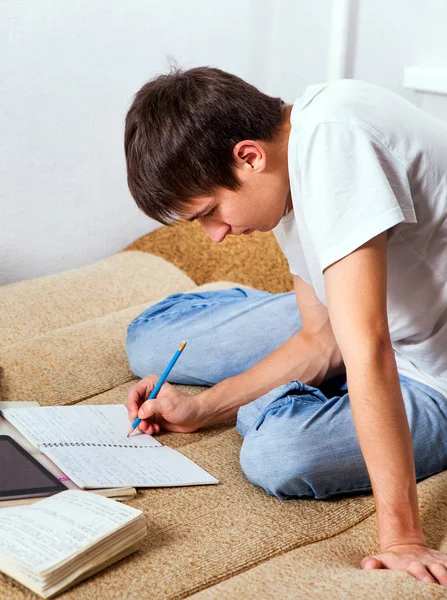 Młody Człowiek Robi Prace Domowe Kanapie Domu — Zdjęcie stockowe