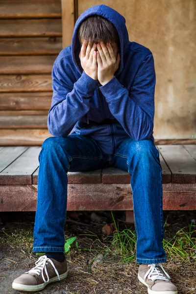 Trauriger Junger Mann Kapuzenpullover Der Nähe Des Hauses — Stockfoto
