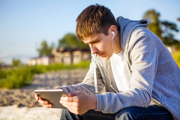 Jonge Man Met Een Tabletcomputer Oortelefoons Buiten — Stockfoto