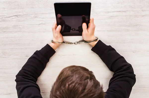 Person Handcuffs Hold Tablet Computer Table — Stock Photo, Image