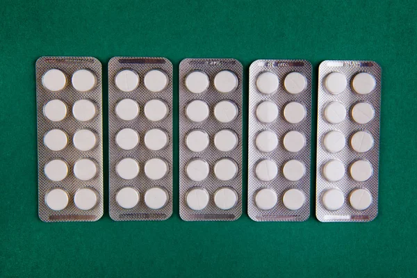 Χάπια Σύνολο Σχετικά Πράσινο Φόντο Closeup — Φωτογραφία Αρχείου