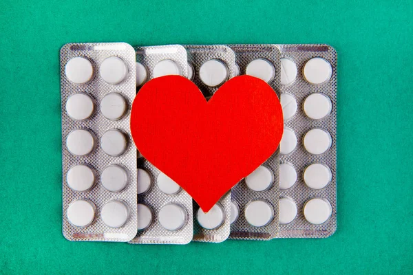 Forme Cœur Rouge Avec Des Pilules Sur Livre Vert Contexte — Photo