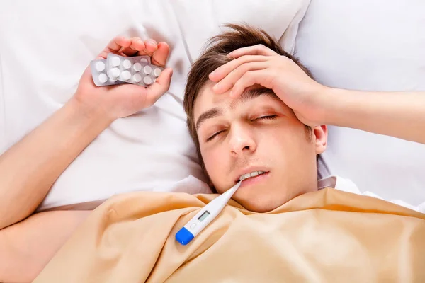 Joven Enfermo Con Termómetro Cama Casa — Foto de Stock