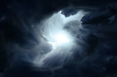 Karanlık ve Dramatik Fırtına Bulutlarında Işık