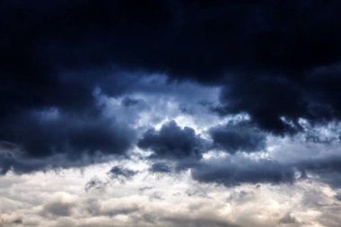 Karanlık ve dramatik fırtına bulutları arka plan