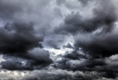 Karanlık ve dramatik fırtına bulutları arka plan