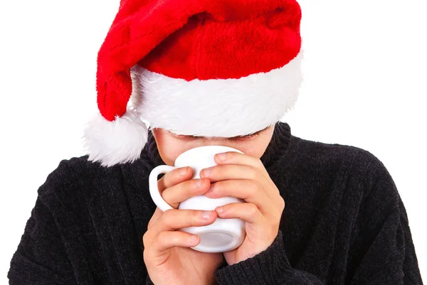 在圣诞老人帽子的年轻人喝茶在白色背景特写镜头 — 图库照片