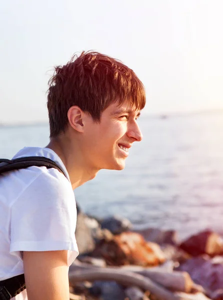 Счастливый Молодой Человек Фоне Моря — стоковое фото