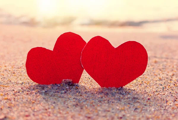 Dvě Červené Srdce Písku Pláži Večer — Stock fotografie