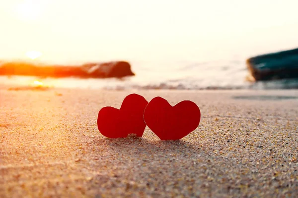 Twee Rode Harten Het Zand Het Strand Avonds — Stockfoto