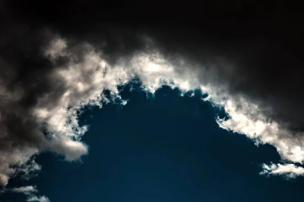 Драматическая Облачность Голубое Небо — стоковое фото