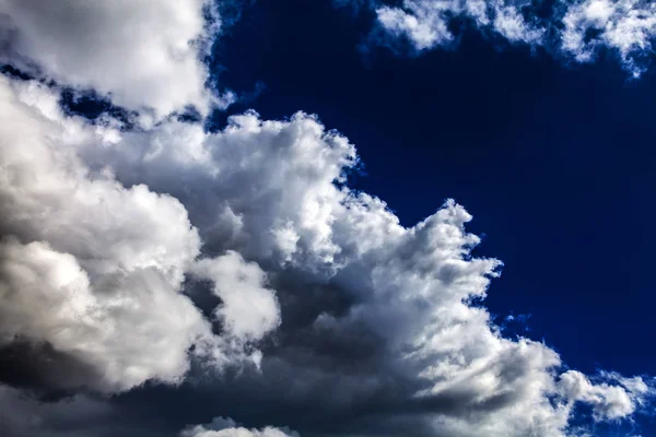 Awan Dramatis Latar Belakang Dengan Langit Biru — Stok Foto