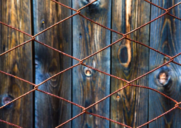 Rusty Wire Netting Oude Houten Planken Achtergrond — Stockfoto