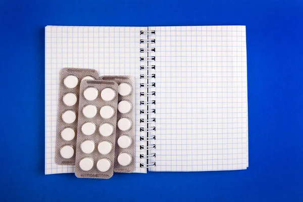 Almohadilla Escritura Las Píldoras Primer Plano Del Libro Azul — Foto de Stock