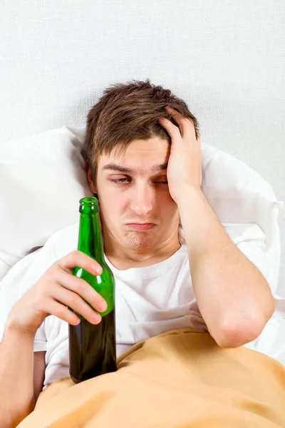 Giovane Triste Con Una Bottiglia Birra Nel Letto Casa — Foto Stock