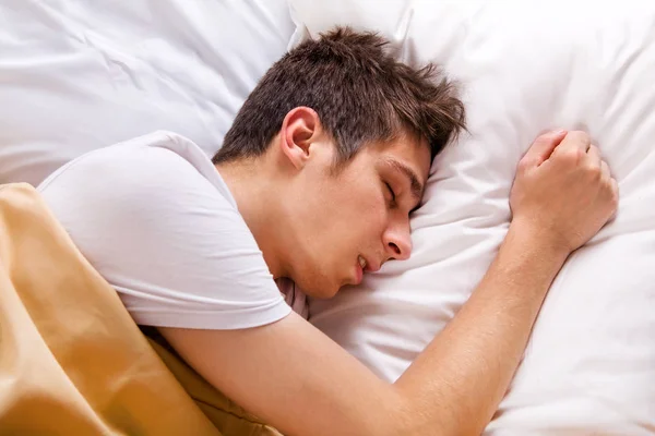 Jovem Cansado Dorme Cama Casa — Fotografia de Stock