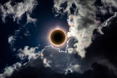 Soyut Kara Fırtına Bulutları 'nda Güneş tutulması