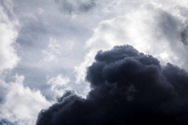 Karanlık ve dramatik fırtına bulutları arka plan