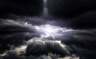 Karanlık ve Dramatik Fırtına Bulutlarında Işık