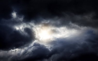 Karanlık ve Dramatik Fırtına Bulutlarında Işık