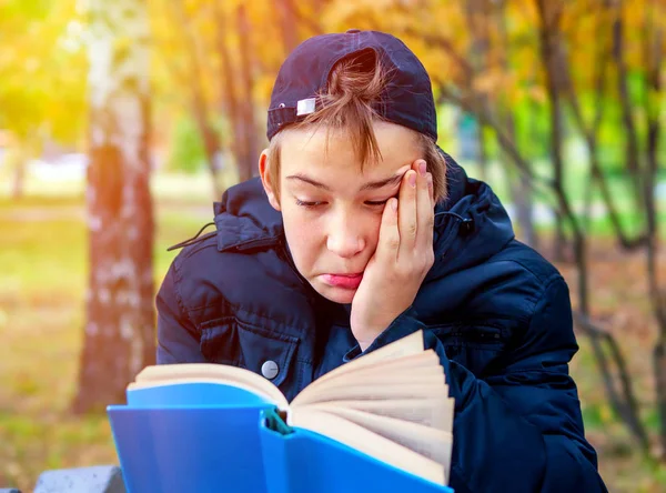 Trauriger Teenager Mit Dem Buch Herbstpark — Stockfoto