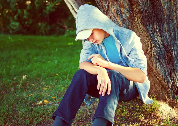 Triste Adolescente Sedersi Sotto Albero Nel Parco Estivo — Foto Stock