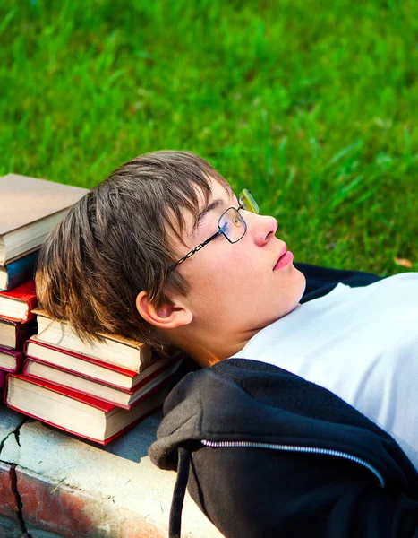 Unavený Teenager Leží Knihách Parku — Stock fotografie