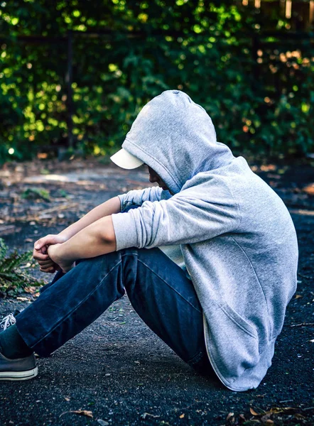 Toned Photo Sad Teenager Sente Chão Livre — Fotografia de Stock