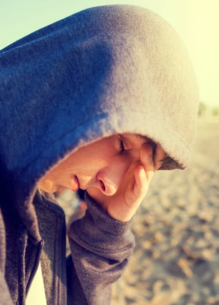 Getöntes Foto Eines Traurigen Jungen Mannes Kapuzenpullover Nahaufnahme — Stockfoto