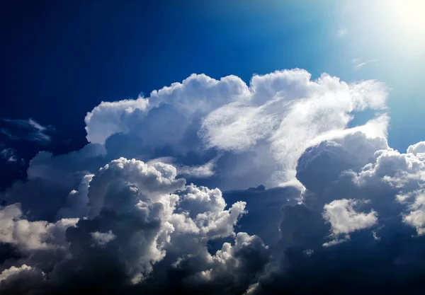 Cloudscape Achtergrond Met Zon Blauwe Lucht — Stockfoto