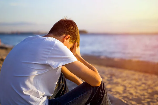 Droevige Eenzame Jongeman Zit Aan Kust — Stockfoto