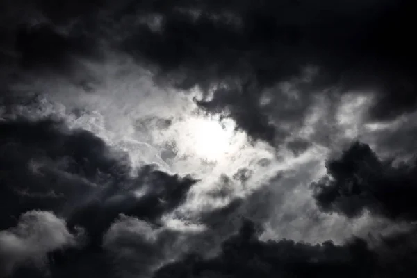 黑暗和戏剧性的风暴云中的光芒 — 图库照片