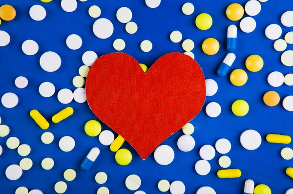 Красное Сердце Таблетками Фоне Голубой Бумаги — стоковое фото