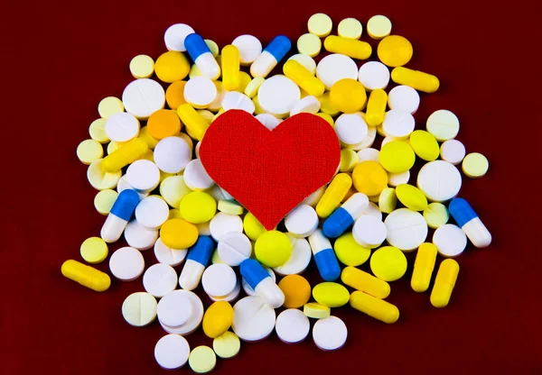 Forme Coeur Avec Une Pilule Sur Papier Rouge Gros Plan — Photo
