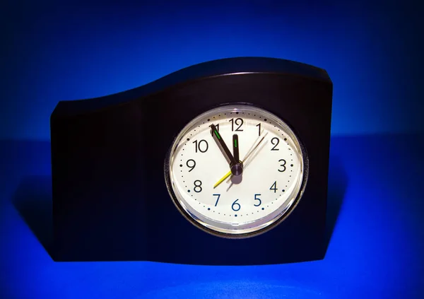 Klok Donkere Kamer Met Display Bijna Middernacht — Stockfoto