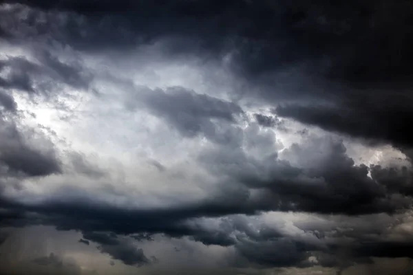 暗く劇的な嵐の雲の領域の背景 — ストック写真