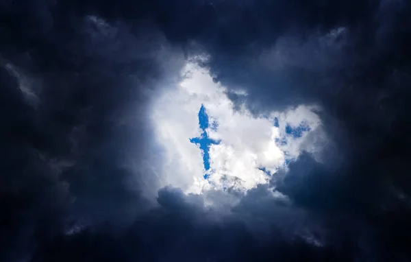 Крест Темных Грозовых Облаках — стоковое фото