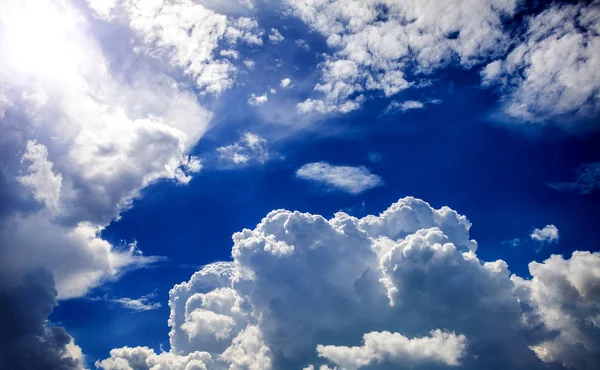 Cloudscape の背景に太陽 青い空 — ストック写真