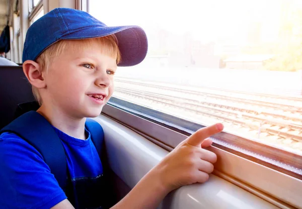 Allegro Bambino Ragazzo Sedersi Treno Finestra — Foto Stock