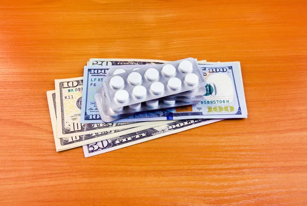 Dinheiro Comprimidos Mesa Madeira Close — Fotografia de Stock