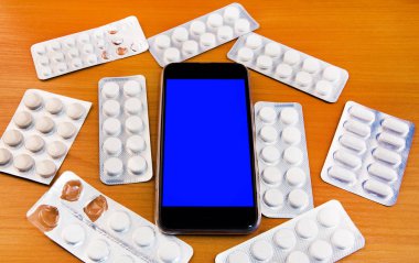 Ahşap masa portre haplarla ile cep telefonu