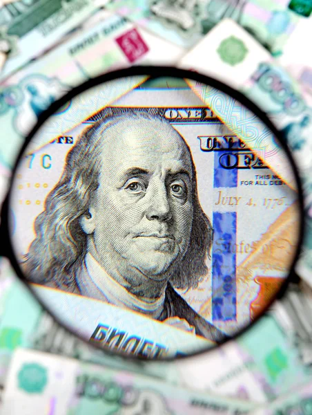 Αμερικανικά Δολάρια Για Φόντο Ρωσικά Ρούβλια Στο Μεγεθυντικό Φακό — Φωτογραφία Αρχείου