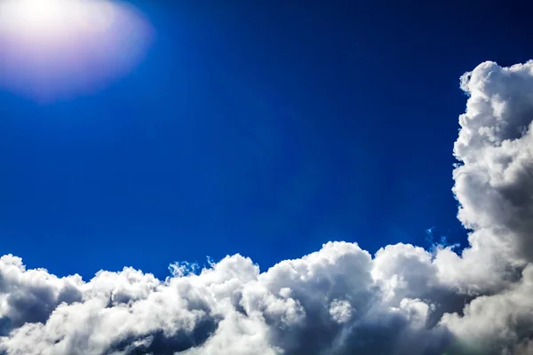 Fondo Paisaje Nuboso Con Sol Cielo Azul —  Fotos de Stock