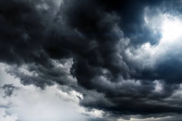 Luz Las Nubes Tormenta Oscuras Dramáticas —  Fotos de Stock