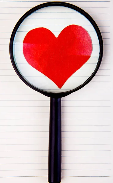 Форма Сердца Увеличительное Стекло Фоне Блокнота — стоковое фото